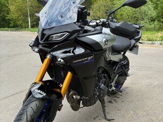 2022 Yamaha MT-09 Tracer (FJ-09), серебристый, 1299999 рублей, вид 2