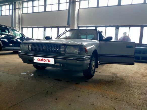 1988 Toyota Crown VIII (S130), серый, 700000 рублей - вид 9