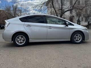 2011 Toyota Prius III (XW30), серебристый, 1230000 рублей, вид 4