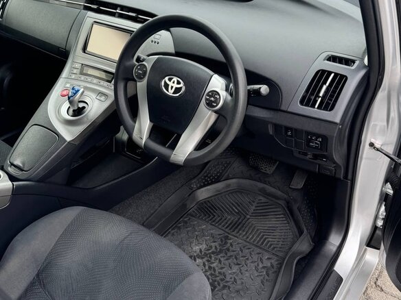 2012 Toyota Prius III Рестайлинг (XW30), серебристый, 1250000 рублей - вид 13