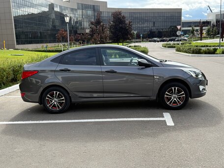 2015 Hyundai Solaris I Рестайлинг, серый, 890000 рублей, вид 4