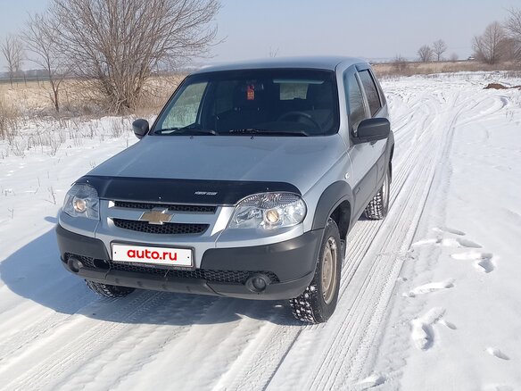 2018 Chevrolet Niva I Рестайлинг, серебристый, 730000 рублей - вид 2