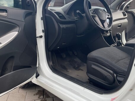 2015 Hyundai Solaris I Рестайлинг, белый, 615000 рублей, вид 5