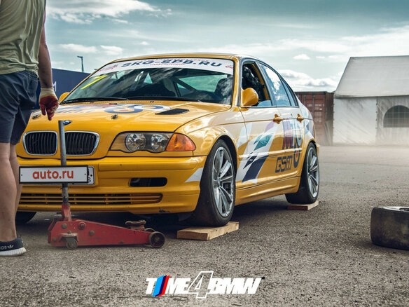 2001 BMW 3 серии 330i IV (E46), жёлтый