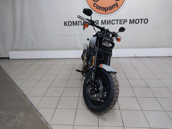 2024 Harley-Davidson Fat Bob, серый, 2449000 рублей - вид 2