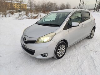 2011 Toyota Vitz III (XP130), серебристый, 830000 рублей, вид 2