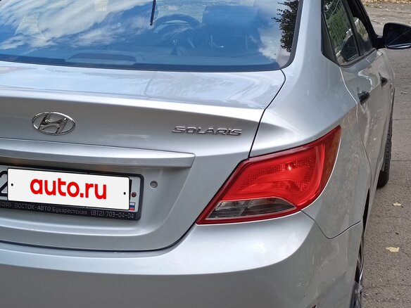 2014 Hyundai Solaris I Рестайлинг, серебристый, 950000 рублей - вид 1