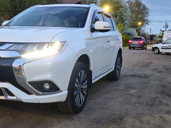 2022 Mitsubishi Outlander III Рестайлинг 3, белый, 3100000 рублей - вид 3