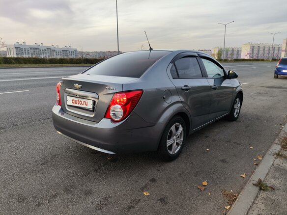 2013 Chevrolet Aveo II, серый, 700000 рублей - вид 4