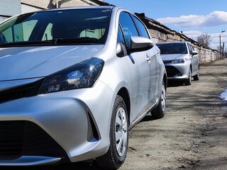 2014 Toyota Vitz III (XP130) Рестайлинг, серебристый, 910000 рублей, вид 1