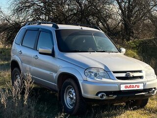2012 Chevrolet Niva I Рестайлинг, серебристый, 630000 рублей, вид 2