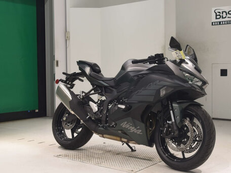 2025 Kawasaki Ninja 400, чёрный, 960000 рублей, вид 3