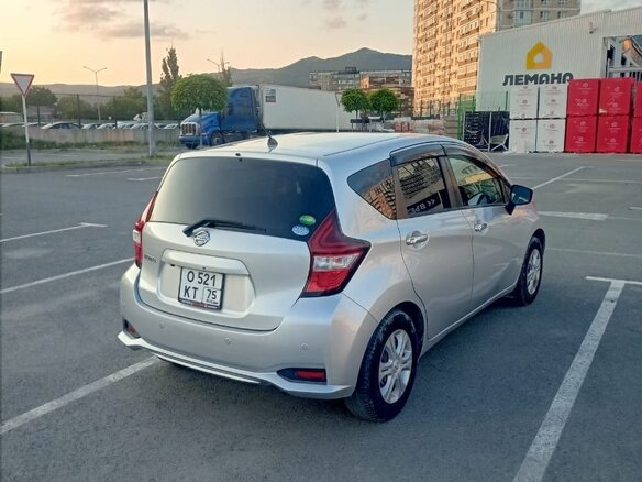 2018 Nissan Note II Рестайлинг, серебристый, 1217000 рублей - вид 3