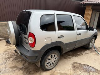 2012 Chevrolet Niva I Рестайлинг, серебристый, 420000 рублей, вид 3