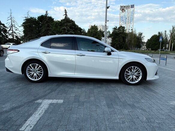 2019 Toyota Camry VIII (XV70), белый, 3700000 рублей - вид 2