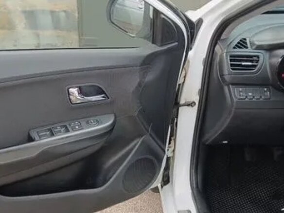2011 Kia Rio 5-speed III, белый, 750000 рублей - вид 8