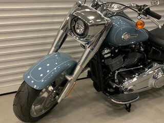 2024 Harley-Davidson Fat Boy, голубой, 3390000 рублей, вид 3
