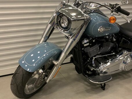 2024 Harley-Davidson Fat Boy, голубой, 3390000 рублей, вид 3