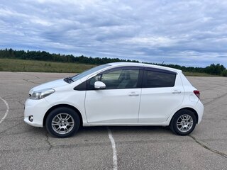 2013 Toyota Vitz III (XP130), белый, 650000 рублей, вид 3