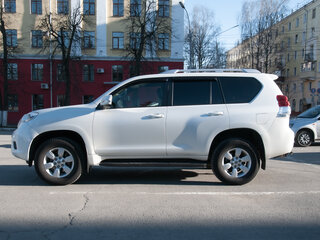 2013 Toyota Land Cruiser Prado 4-speed 150 Series Рестайлинг 1, белый, 3600000 рублей, вид 4