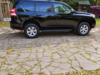 2014 Toyota Land Cruiser Prado 4-speed 150 Series Рестайлинг 1, чёрный, 3500000 рублей, вид 2