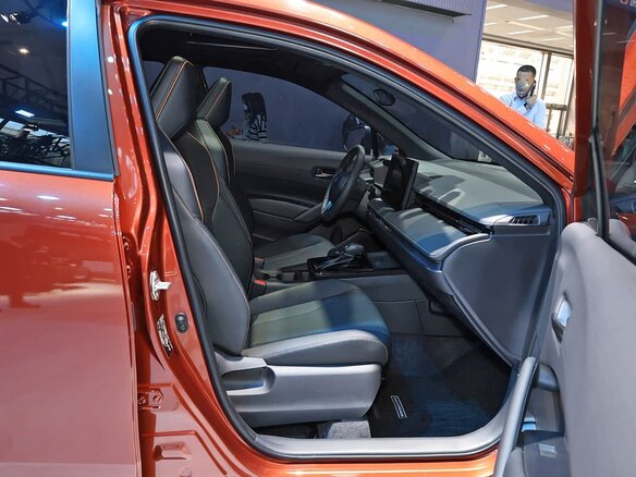 2025 Toyota Corolla Cross I Рестайлинг, оранжевый, 2950000 рублей - вид 21