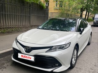2020 Toyota Camry VIII (XV70), белый, 2350000 рублей, вид 3