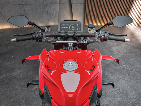 2026 Ducati Streetfighter V4, красный, 3400000 рублей, вид 5