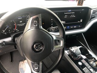 2019 Volkswagen Touareg III, серый, 5800000 рублей, вид 3