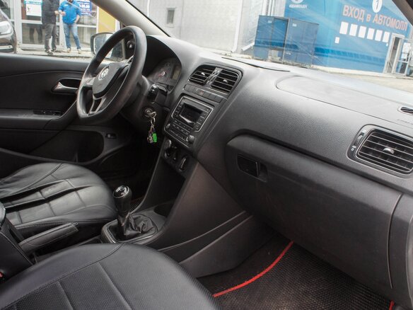 2018 Volkswagen Polo V Рестайлинг, белый, 440000 рублей - вид 4
