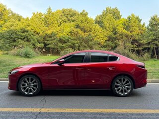 2022 Mazda 3 Axela IV (BP), красный, 1285000 рублей, вид 4