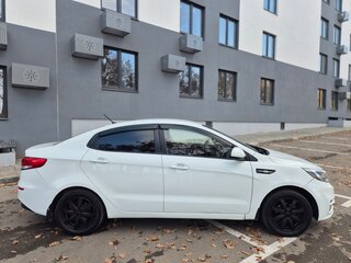 2015 Kia Rio III Рестайлинг, белый, 600000 рублей, вид 4