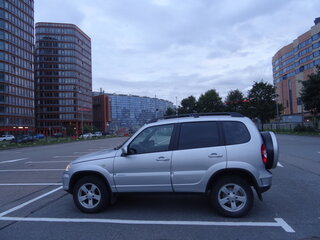 2013 Chevrolet Niva I Рестайлинг, серебристый, 570000 рублей, вид 4