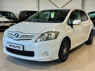 2010 Toyota Auris I Рестайлинг, белый, 749000 рублей, вид 2