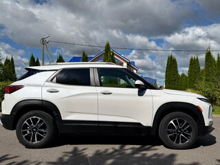 2023 Chevrolet TrailBlazer III Рестайлинг, белый, 1850000 рублей, вид 4