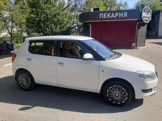 2011 Skoda Fabia II Рестайлинг, белый, 420000 рублей, вид 3