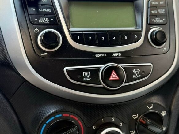 2013 Hyundai Solaris I, чёрный, 690000 рублей - вид 6