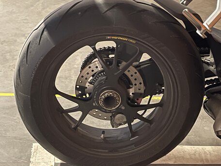 2023 Ducati Streetfighter V4, красный, 2500000 рублей, вид 5