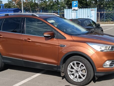 2017 Ford Kuga II Рестайлинг, коричневый, 2000000 рублей, вид 3
