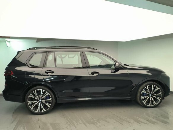 2026 BMW X7 M60i I (G07) Рестайлинг, чёрный, 24900000 рублей - вид 5