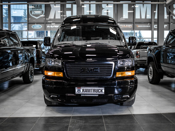 2024 GMC Savana I Рестайлинг, чёрный, 14999999 рублей - вид 4