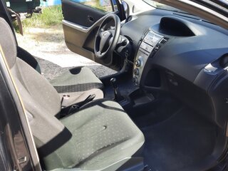 2008 Toyota Yaris II, чёрный, 620000 рублей, вид 3