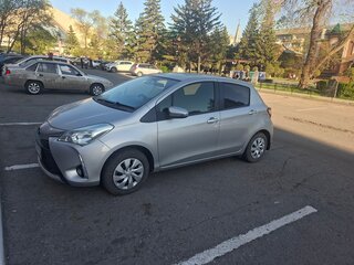 2019 Toyota Vitz III (XP130) Рестайлинг 2, серебристый, 950000 рублей, вид 4