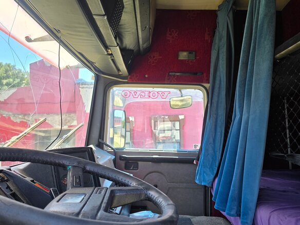 1990 Volvo F-Series, красный, 700000 рублей - вид 8