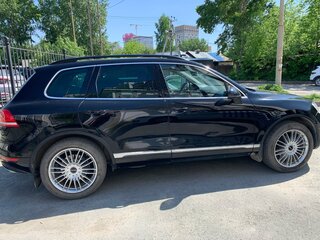 2011 Volkswagen Touareg II, чёрный, 2050000 рублей, вид 2