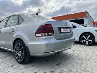 2018 Volkswagen Polo V Рестайлинг, серебристый, 1650000 рублей, вид 3