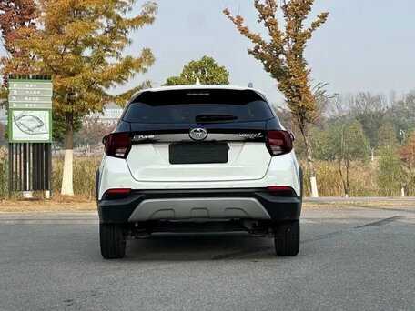 2023 Toyota Yaris L X XP150 Рестайлинг, белый, 1450000 рублей, вид 4