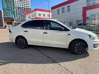 2018 Volkswagen Polo V Рестайлинг, белый, 930000 рублей, вид 3