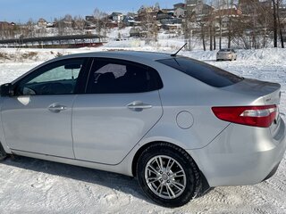 2013 Kia Rio 5-speed III, серебристый, 870000 рублей, вид 4