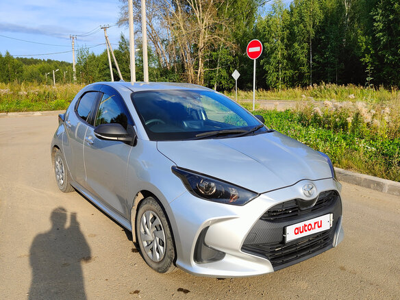 2020 Toyota Yaris IV, серебристый, 1200000 рублей - вид 6